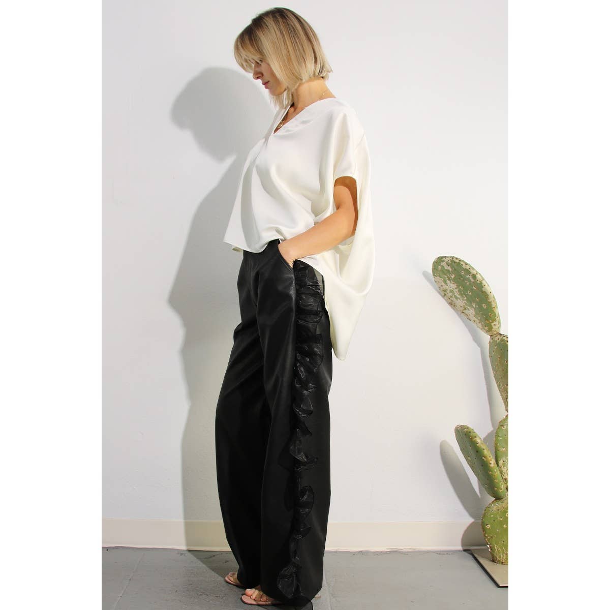 ORGANZA RUFFLE SIDE PANTS