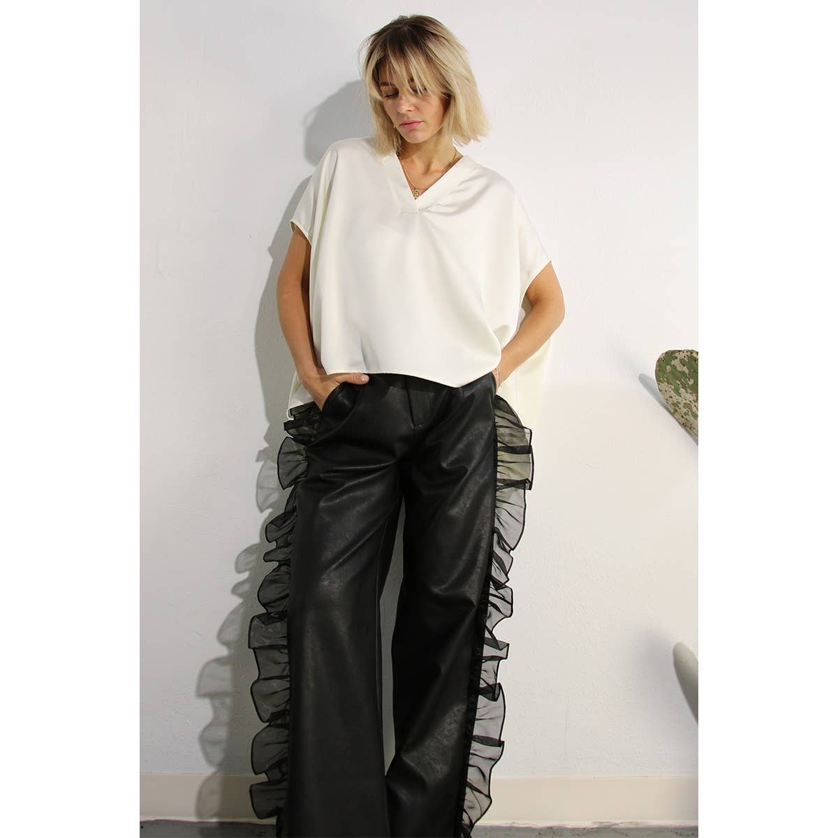 ORGANZA RUFFLE SIDE PANTS